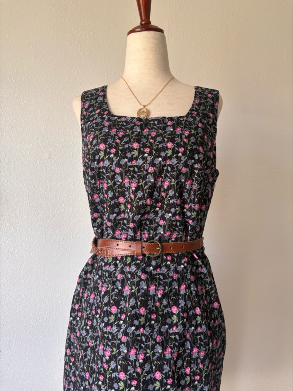 Black floral vintage midi dress with square neckline and back zipper ✨